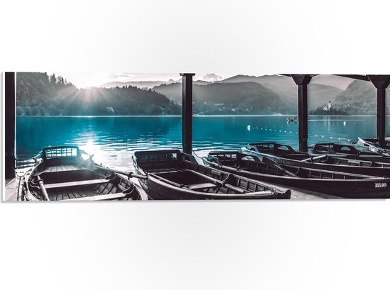 WallClassics - PVC Schuimplaat- Schepenverhuurder aan Prachtig Meer met Bergen - 60x20 cm Foto op PVC Schuimplaat