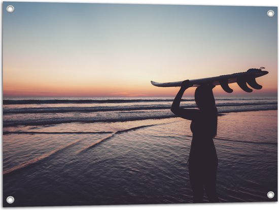 Tuinposter – Silhouet van Surfer met Bord op Hoofd bij Zonsondergang - 80x60 cm Foto op Tuinposter (wanddecoratie voor buiten en binnen)