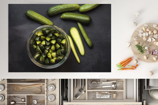 KitchenYeah® Inductie beschermer 77x51 cm - Verse minikomkommers in kwarten en stukjes gesneden - Kookplaataccessoires - Afdekplaat voor kookplaat - Inductiebeschermer - Inductiemat - Inductieplaat mat