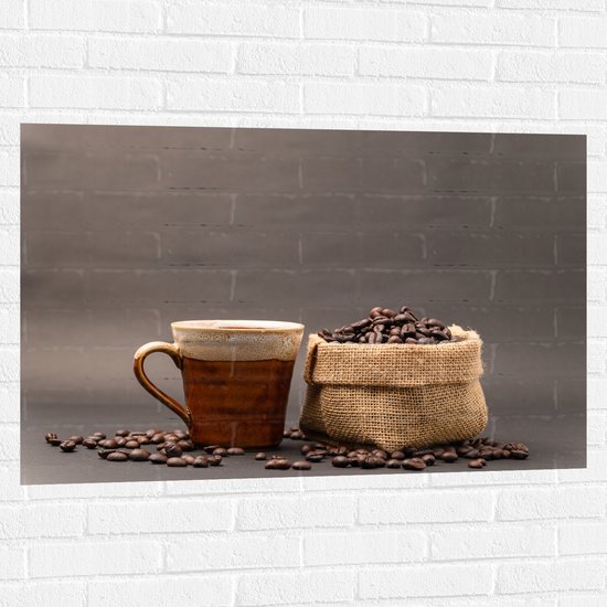 Muursticker - Juten Zak Koffiebonen met Bruine Kop Koffie - 105x70 cm Foto op Muursticker
