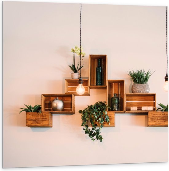 Dibond - Trio Lampen voor Kistjes met Planten aan de Muur - 100x100 cm Foto op Aluminium (Met Ophangsysteem)