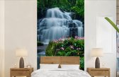 Behang - Fotobehang Een waterval tussen de dichtbegroeide natuur van het nationaal park Phu Hin Rong Kla - Breedte 120 cm x hoogte 240 cm