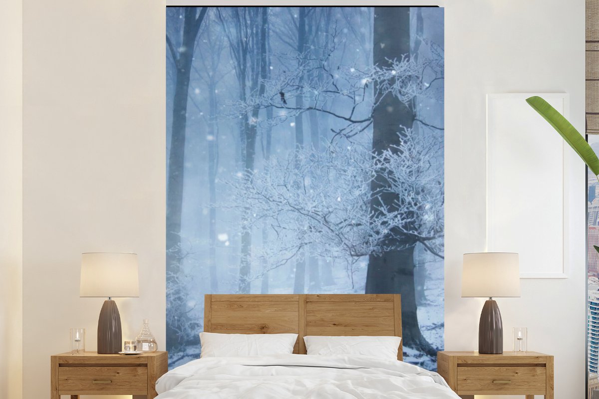 Behang - Fotobehang Bos - Winter - Sneeuw - Breedte 145 cm x hoogte 220 cm