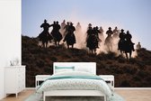 Behang - Fotobehang Cowboys die paarden berijden - Breedte 525 cm x hoogte 350 cm
