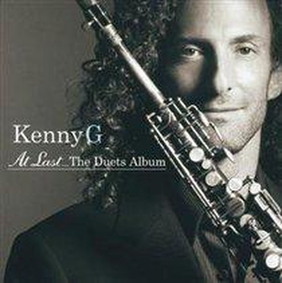Kenny G met saxofoon, op de hoes van "At Last... The Duets Album".