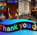 Collage van led-panelen met teksten zoals Thank you, Coffee en Cheers in verschillende omgevingen.
