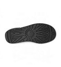 Zwarte rubberen zool van de UGG-laars met een opvallend profielpatroon en centraal UGG-logo.