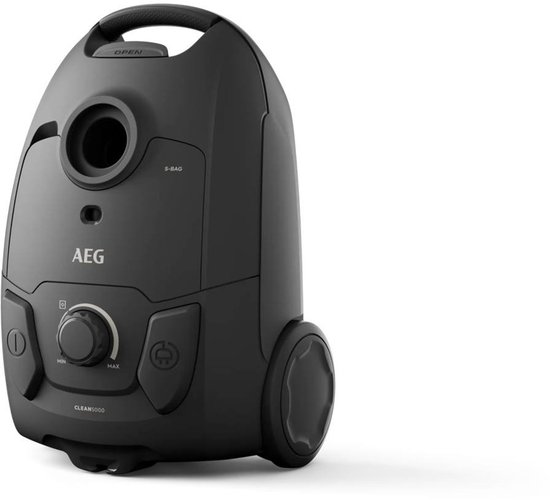 Schuin vooraanzicht van de zwarte AEG Clean 5000 stofzuiger met 'Clean 5000' merknaam.