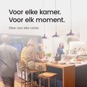 Mensen in een moderne keuken met hanglampen boven een houten kookeiland.