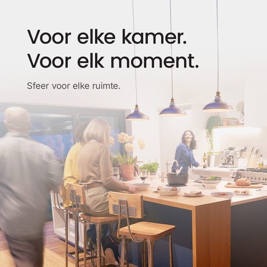 Mensen in een moderne keuken met hanglampen boven een houten kookeiland.
