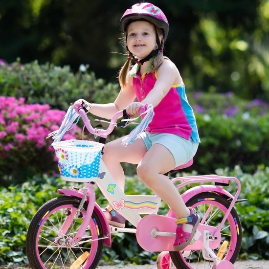 Meisje met fietshelm op een roze fiets, versierd met vlinderstickers en regenboogstrepen.