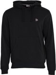 Vooraanzicht van een zwarte hoodie met capuchon, kangoeroezak en klein grijs logo.