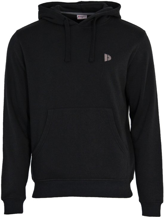 Vooraanzicht van een zwarte hoodie met capuchon, kangoeroezak en klein grijs logo.