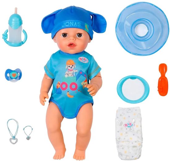 Jonas pop met blauwe muts en kleding, inclusief accessoires: flesje, fopspeen, bordje, lepel en luier.
