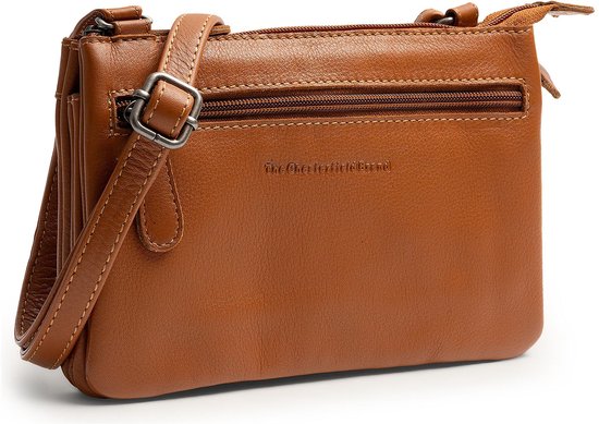 Bruine leren schoudertas met ritsvak aan de voorzijde en subtiel The Chesterfield Brand logo.