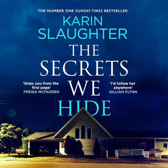 Boekomslag: 'The Secrets We Hide' van Karin Slaughter, tegen een nachtelijke achtergrond met een verlicht huis.