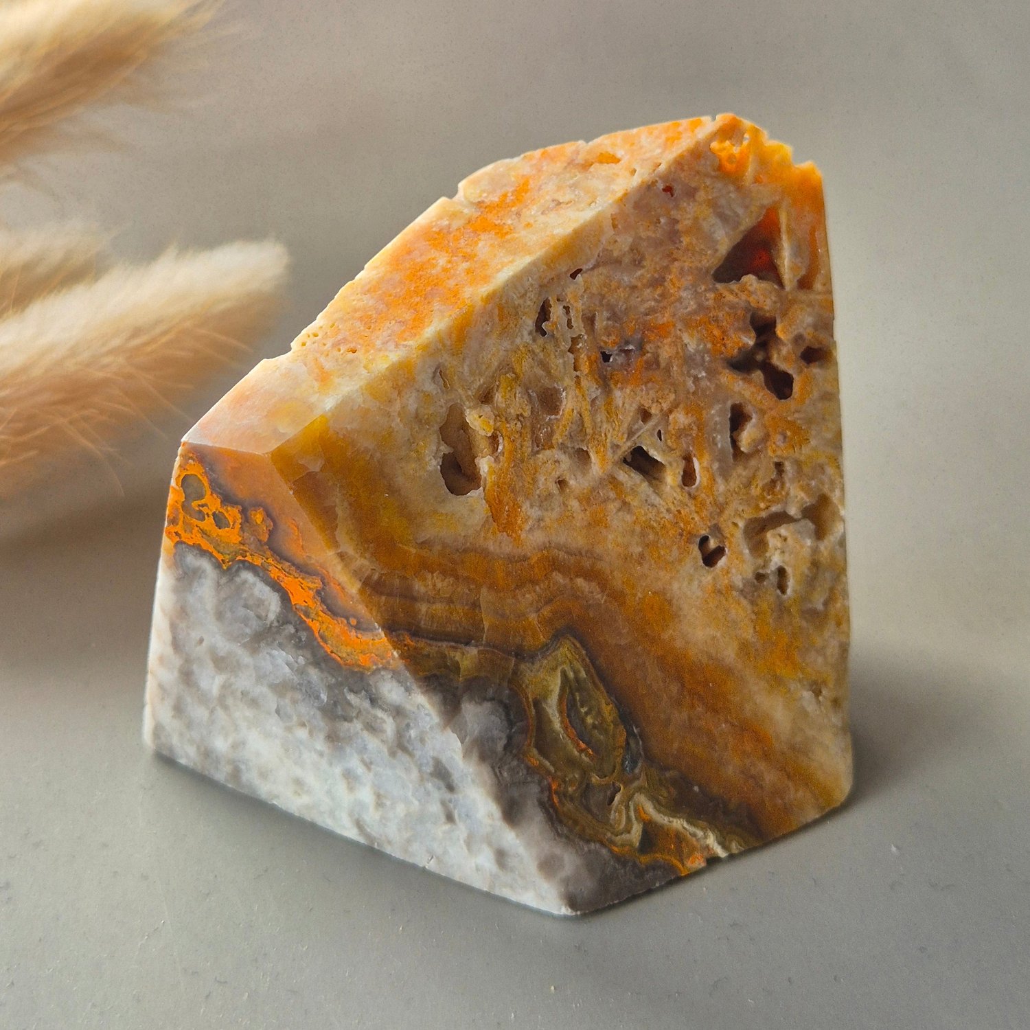 Moonlight Gemstones Bumblebee Jasper Freeform – C. 148 gram Meerkleurig