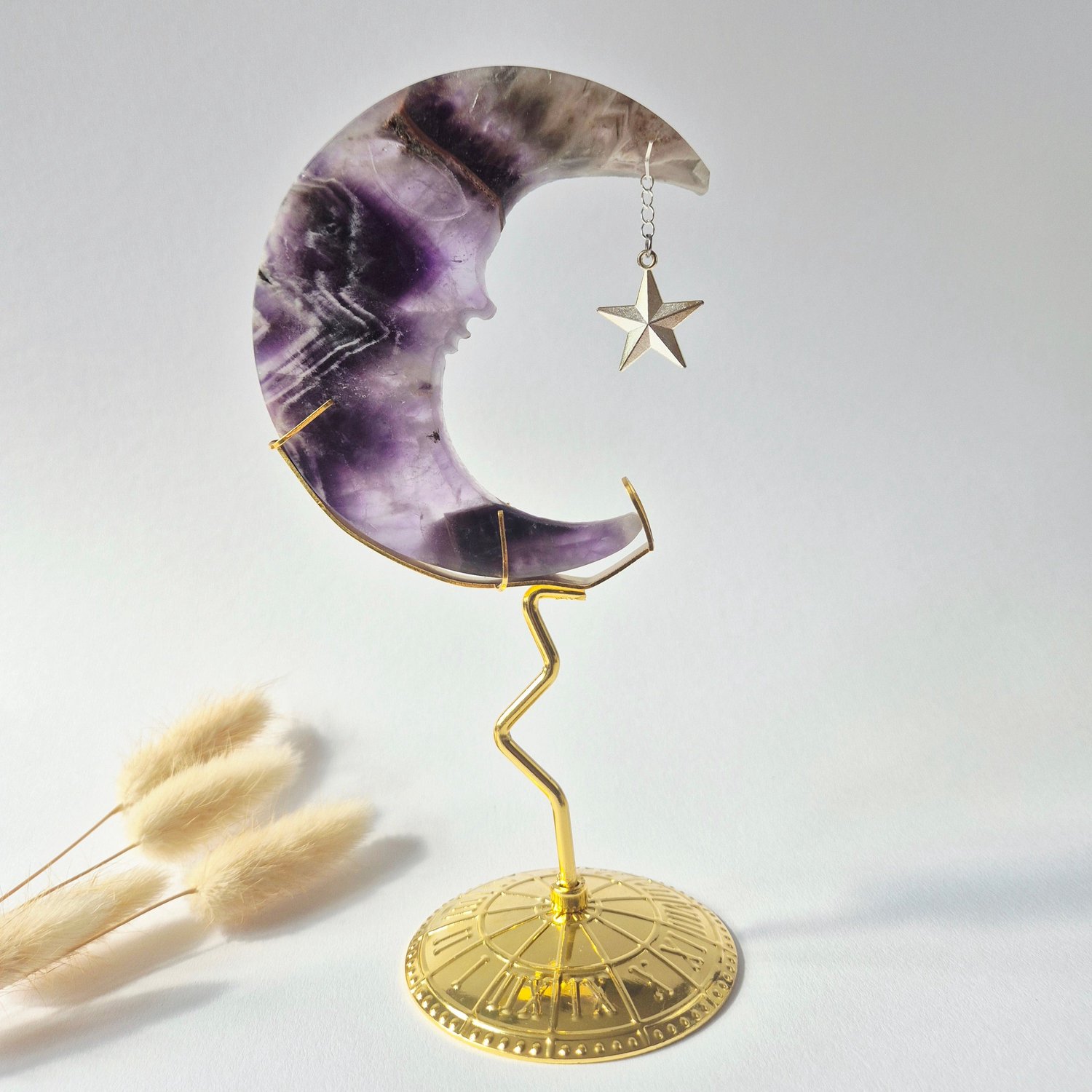 Moonlight Gemstones Dream Amethist Maan op Goudkleurige Standaard – 10cm #30 - Edelsteen Gezicht Gravure Spiritueel Interieur Meerkleurig