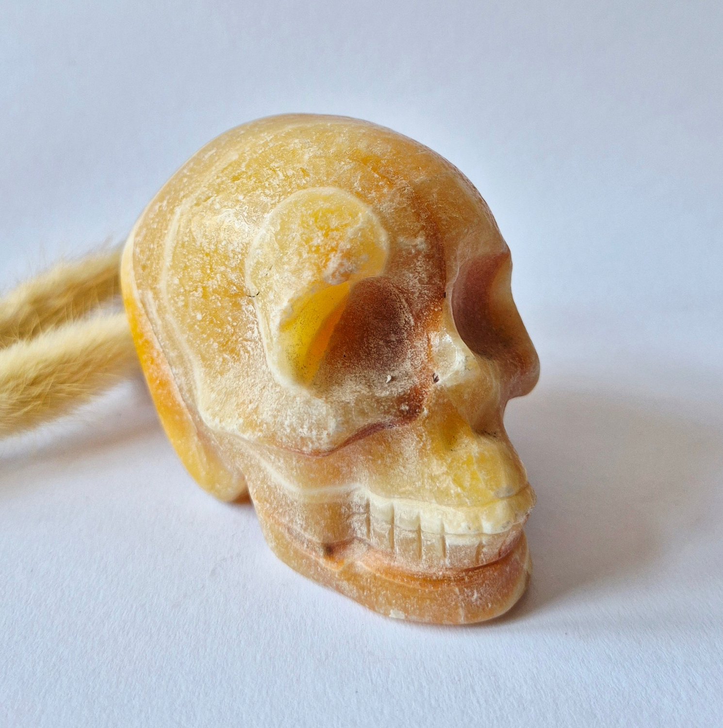 Moonlight Gemstones Unieke Cele / Honing Calciet Skull – 746 gram Edelsteen Schedel Meerkleurig