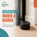 Zwarte ronde deurstopper op houten vloer, naast een glazen deur. Tekst: 'BESCHERMT MUREN & DEUREN'.