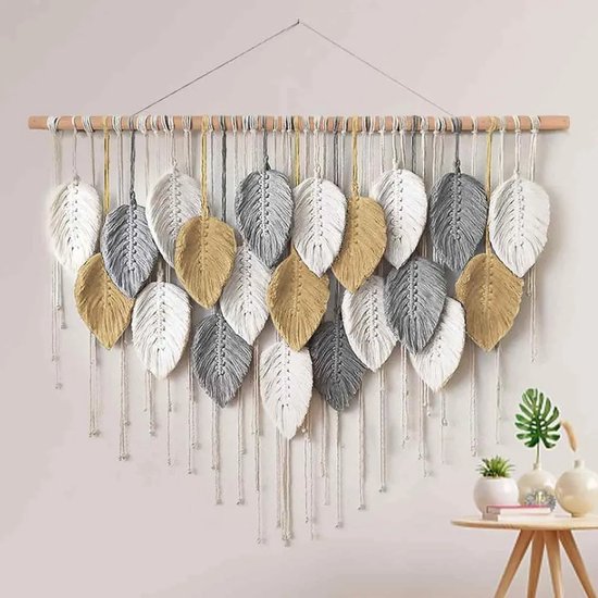 Wandkleed met 21 bladeren in wit, grijs en goudkleurig aan een houten stok.
