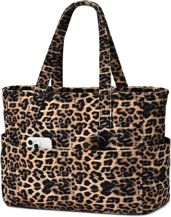 Sac cabas léopard avec des poches extérieures contenant un téléphone et des lunettes de soleil.