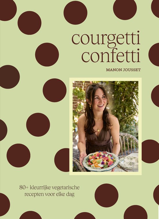 Vrolijk gekleurde omslag van 'Courgetti Confetti' door Manon Jousset, met een vrouw die een fruitsalade vasthoudt.