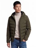 Man in groen Superdry gewatteerd jack met capuchon, gebreide mouwen en coltrui.
