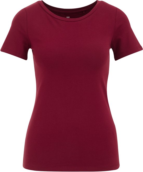 T-shirt bordeaux slim-fit à manches courtes, sur fond blanc.