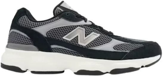 Zwarte New Balance sneaker met grijze mesh en suède details, witte zool en zilveren 'N' logo.