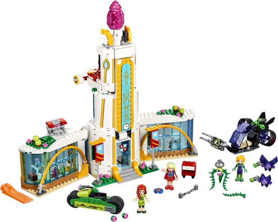 LEGO Superheldenschool set met gebouw, voertuigen, minifiguren en accessoires op witte achtergrond.