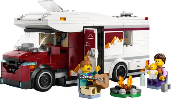 Rode camper met witte opbouw, rood-witte decoratie. Een gezin met gitaar zit bij een kampvuur.