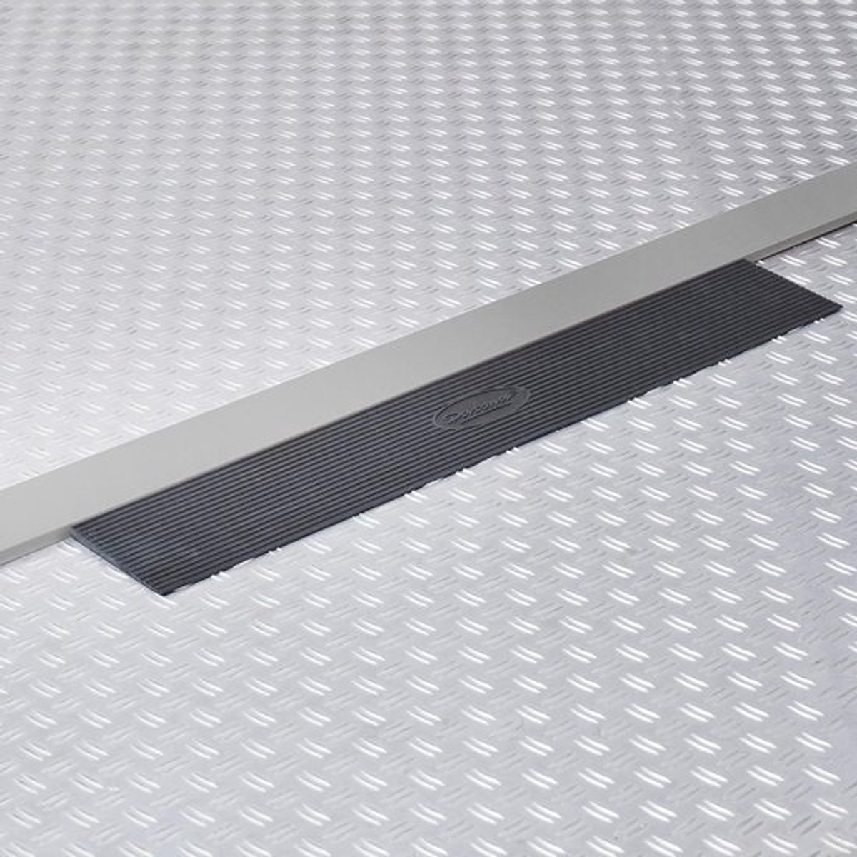 Drempelhulp Rubber - Oprit Hulp - Overbruggen Drempels - Antislip Profiel - 90x15x1 cm - Zwart
