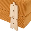 Detail van de gestapelde, schakelbare houten poten onder de oranje slaapfauteuil.
