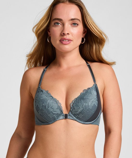 Model met blauwe kanten push-up bh met voorsluiting