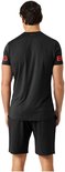 Man in zwart sportshirt en short, met rode tekst op de mouwen.