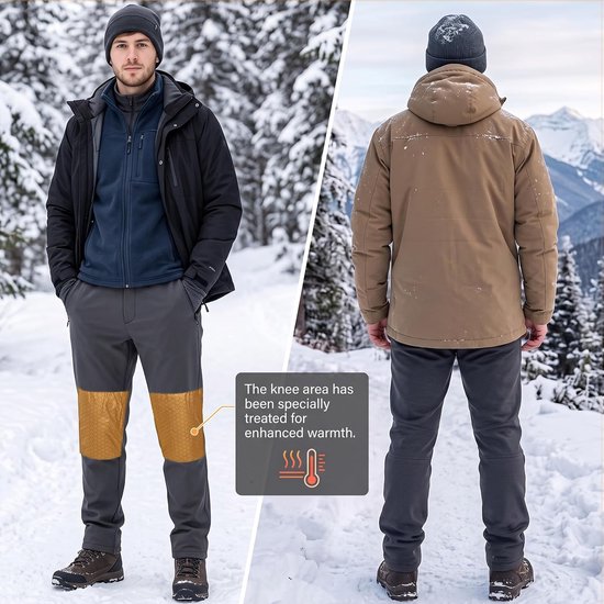 Man in donkergrijze winterbroek met versterkte knieën, gedragen in besneeuwde omstandigheden. De voorkant toont een zwarte jas over een blauwe fleece. De achterkant toont een bruine jas.