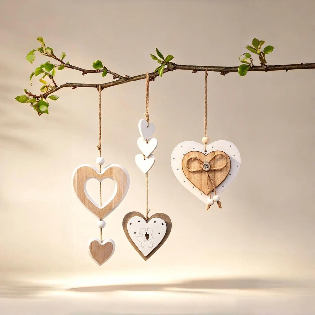Set van 3 Houten Hartjes om op te Hangken – Raamdecoratie in Hartvorm voor