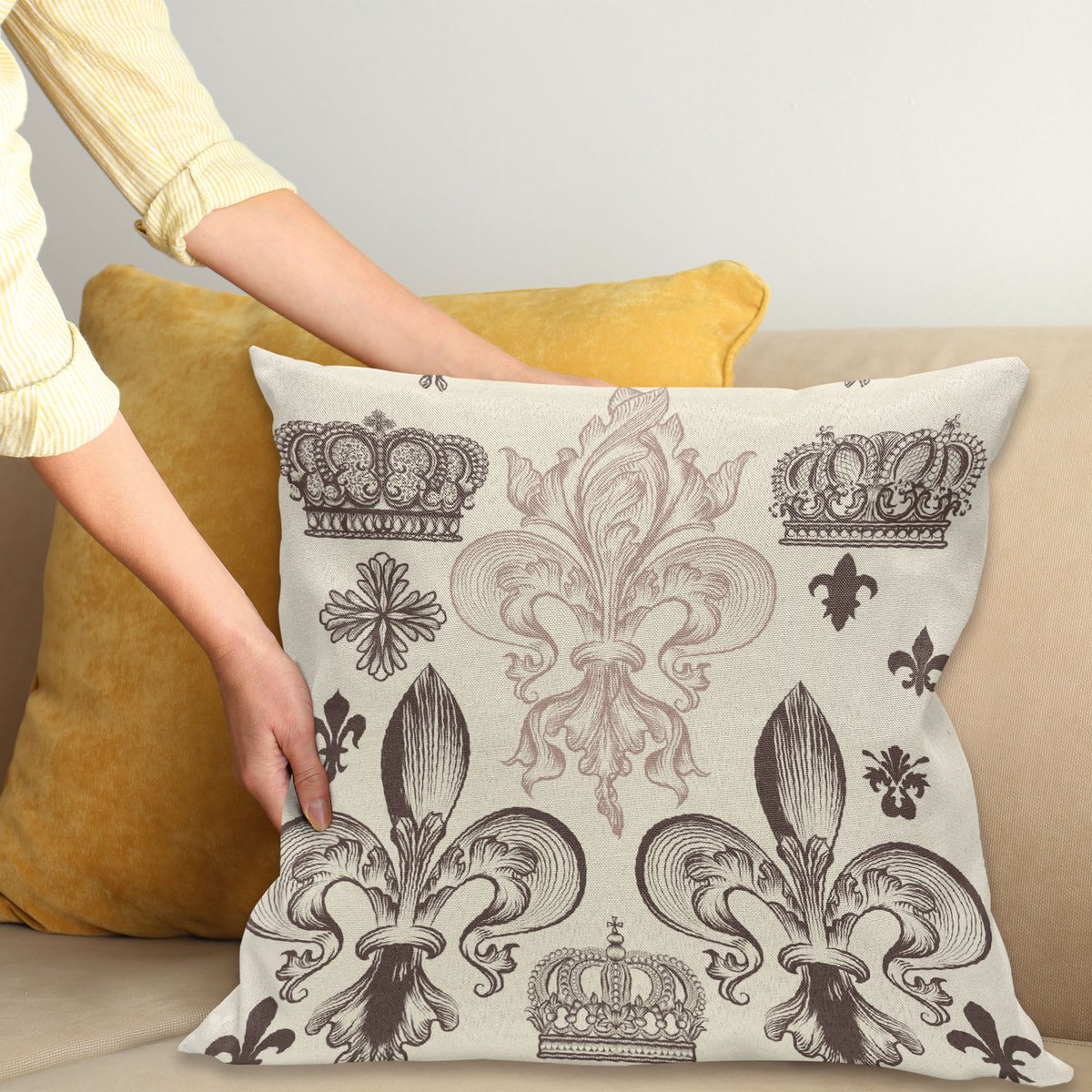 ABAKUHAUS Fleur De Lis Sierkussenhoes, Heraldic Patroon met Fleur-de-Lis en Crowns Tiara Coat van Arms Knight, Decoratieve Vierkante Sierkussenhoes, 40 x 40 cm, Beige Taupe