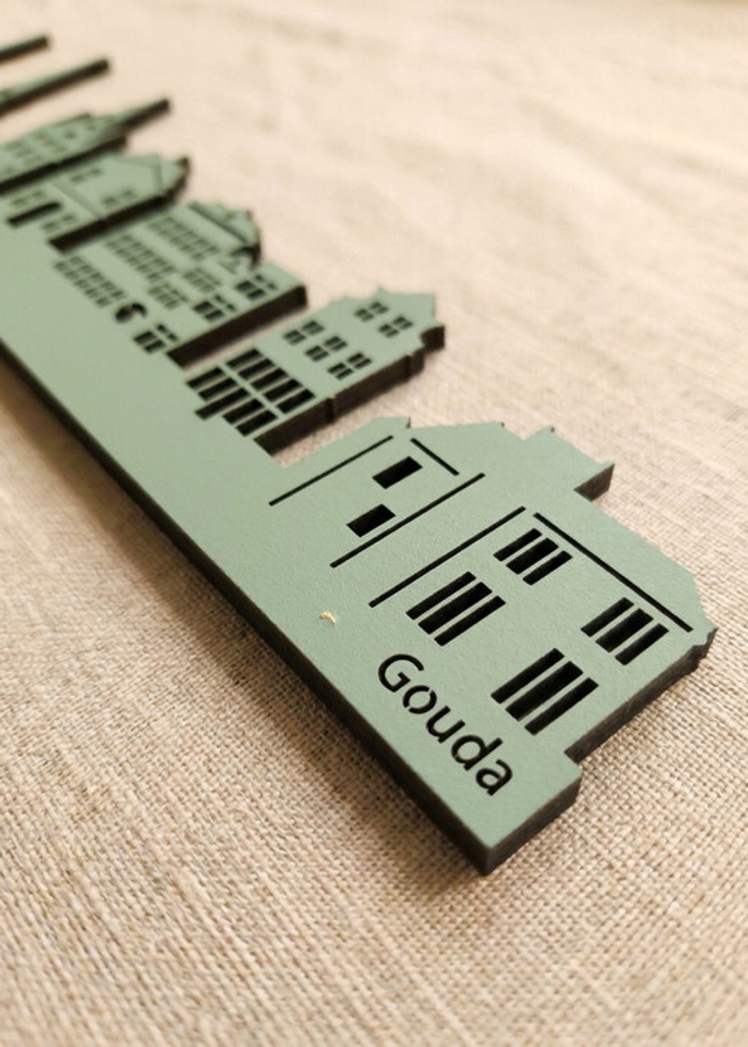 Houten Skyline Gouda | Wanddecoratie voor aan de muur | Groen MDF | 70 x 13 cm