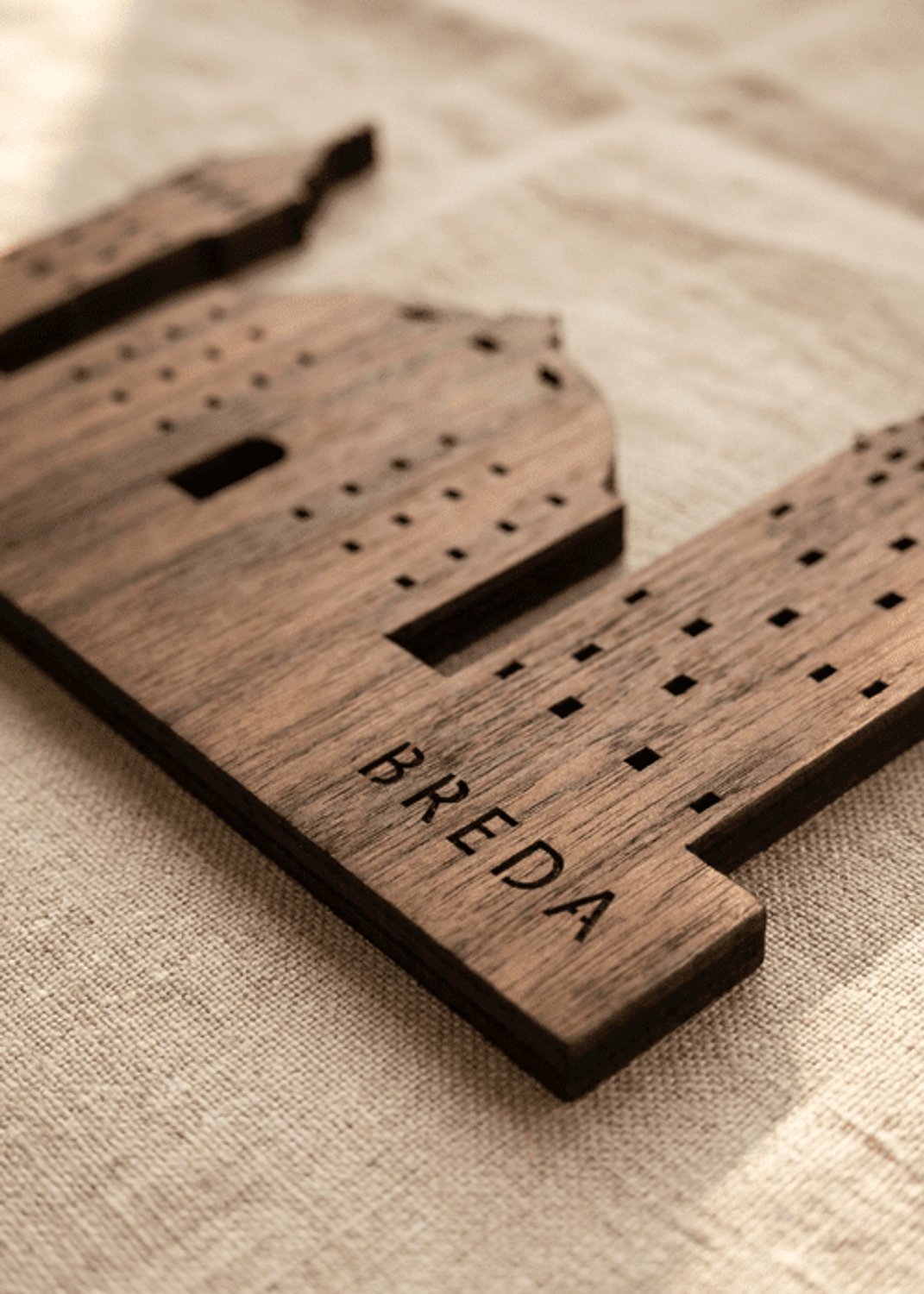 Houten Skyline Breda | Wanddecoratie voor aan de muur | Noten | 70 x 14 cm