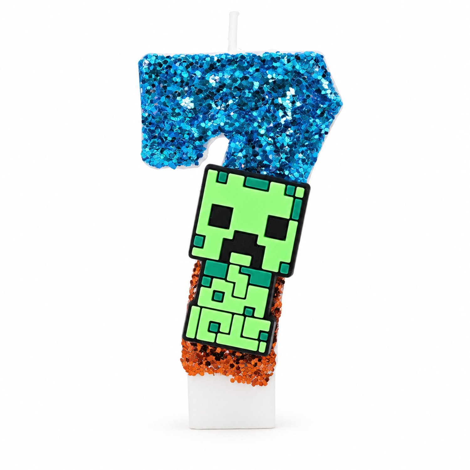 Verjaardagskaars cijfer 7 van paraffine met blauwe en bruine glitters en groen pixelmotief voor taartdecoratie