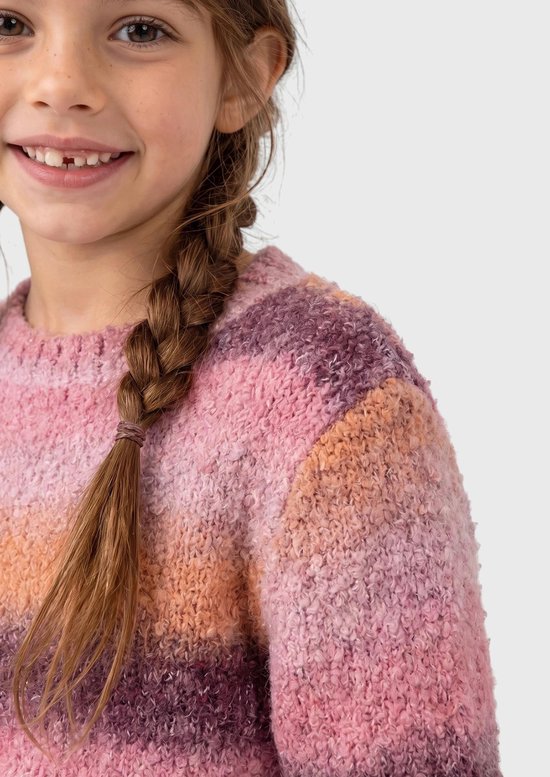 Close-up van een meisje in een roze, oranje en paars gestreepte gebreide trui met ronde hals.