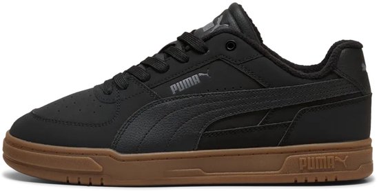 Zwarte Puma sneaker met bruine zool, PUMA logo op de zijkant.