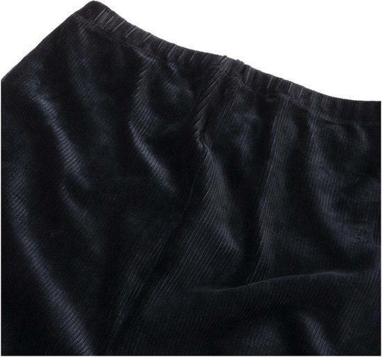 Detail van de elastische tailleband van een zwarte corduroy zwangerschapsbroek.