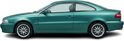 Groene Volvo C70 coupé uit 1998, gefotografeerd op een zwarte achtergrond.
