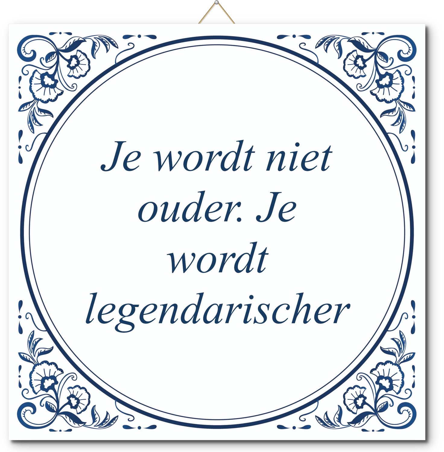 De Tegeltjesfabriek Tegeltje: Je wordt niet ouder. Je wordt legendarischer (met standaard) wit en blauw