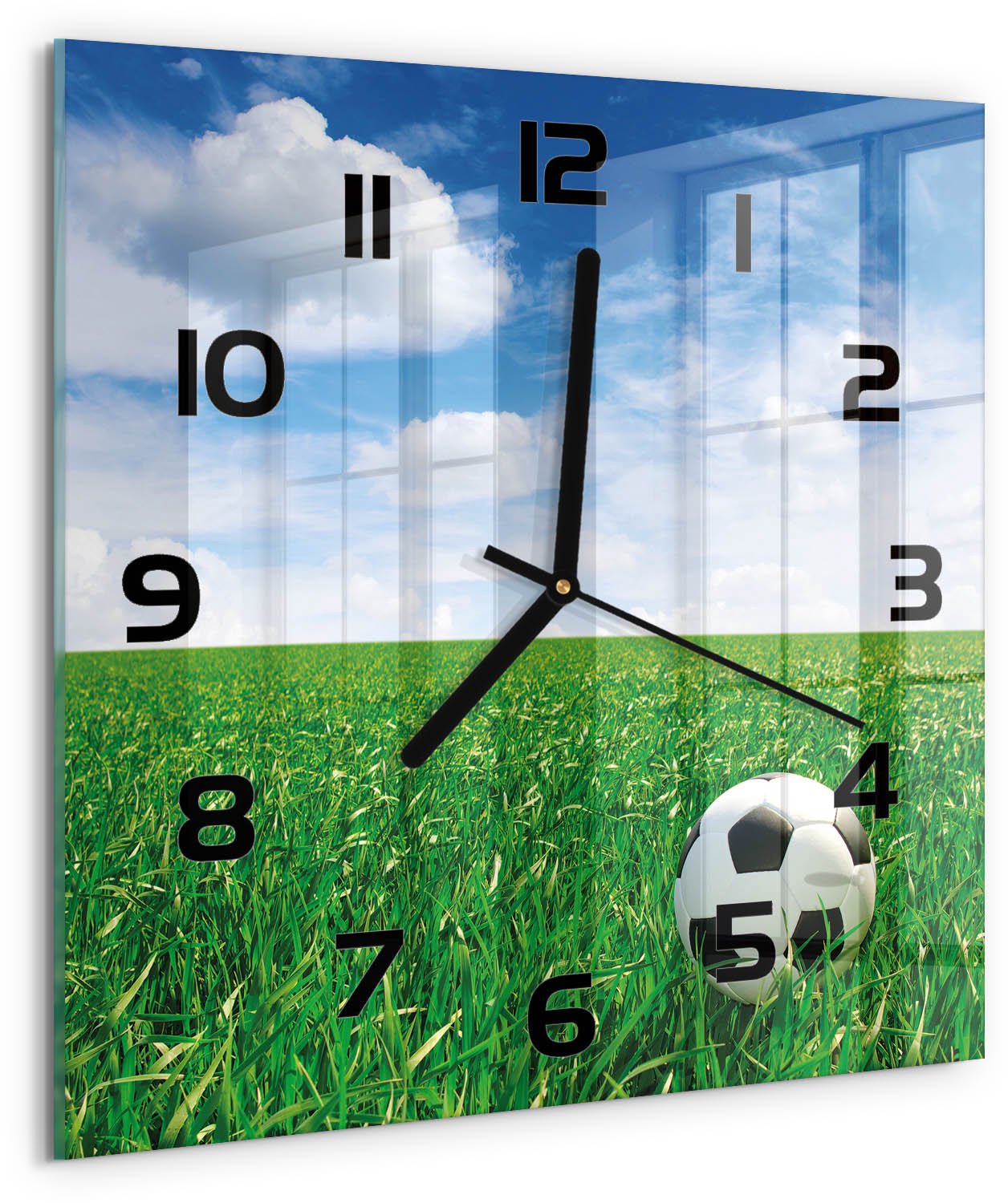 Tulup Wandklok - Voetbal op het grasveld Wandklok Glas Met Motief - 30x30 cm - Groente Decoratieve Glazen Klok - Zwarte handen - Vierkante Klok - Gekleurde Glazen Klok - Glazen Klok Met Print