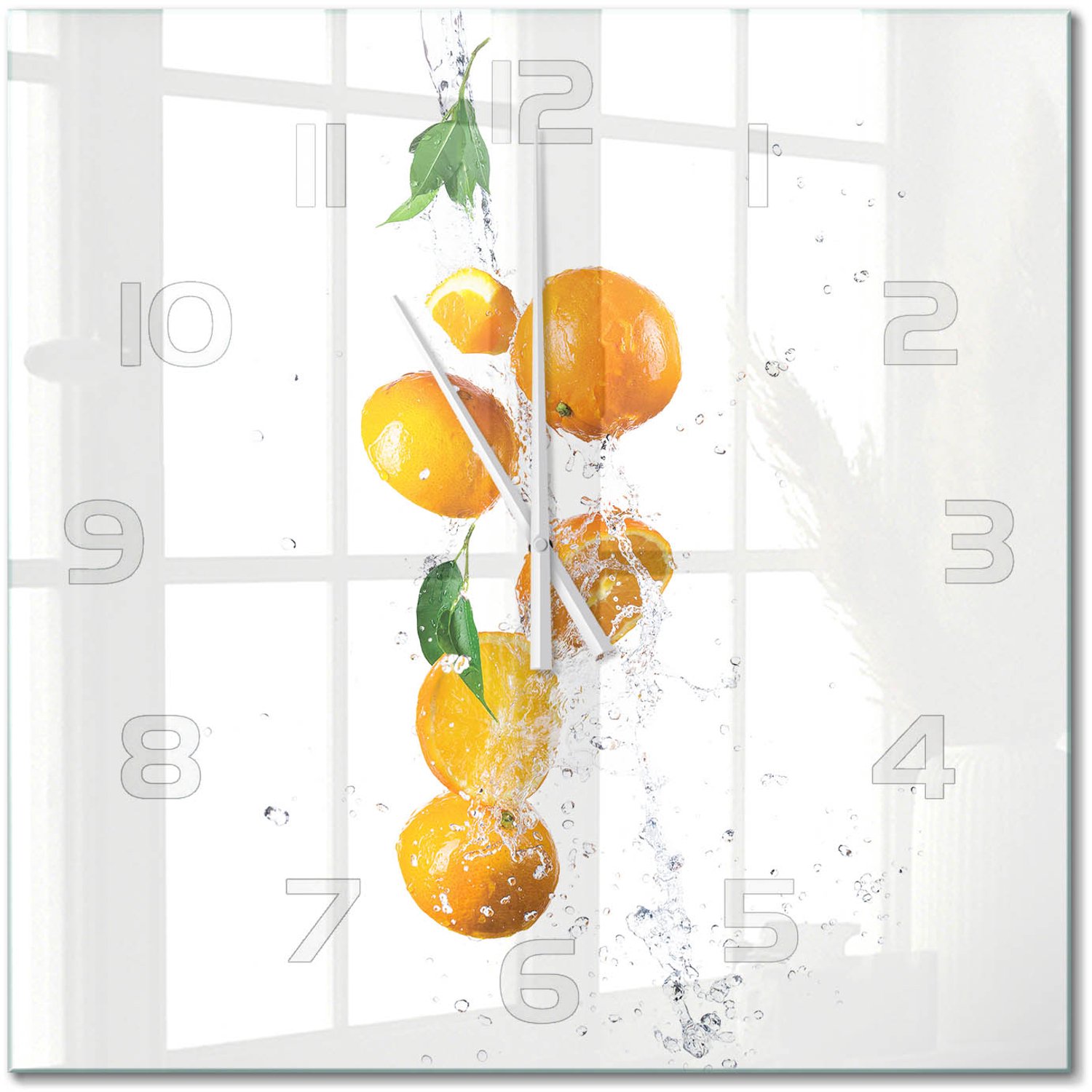 TULUP Wandklok - Sinaasappels en water Wandklok Glas Decoratie - 60x60 cm - Geel Gekleurde Glazen Klok - Witte handen - Vierkante Klok - Klok Glas Met Opdruk - Moderne Wandklok Glas