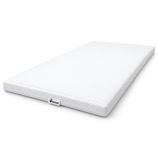 Wit matras met fijn gestructureerd patroon en een KikiShop label aan de zijkant op een witte achtergrond.